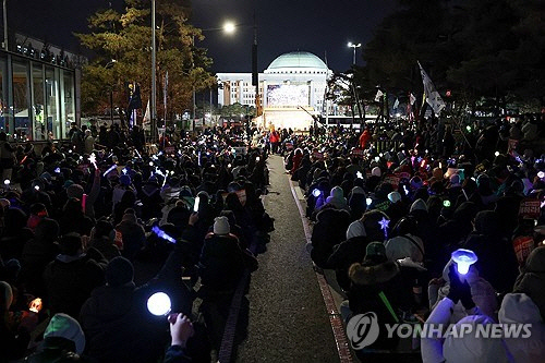 '윤석열 즉각 퇴진·사회대개혁 비상행동'이 13일 오후 서울 영등포구 국회의사당 인근에서 연 탄핵소추안 국회 통과 촉구 촛불집회에서 참가자들이 응원봉을 들고 구호를 외치고 있다. [연합뉴스]